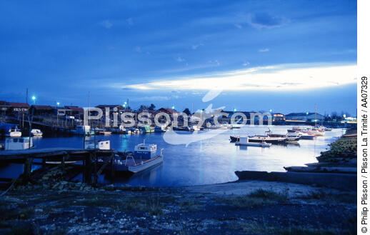 Le petit port de la Teste. - © Philip Plisson / Plisson La Trinité / AA07329 - Photo Galleries - Night