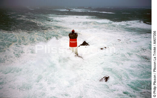 Coup de vent sur le phare des Pierres Noires. - © Philip Plisson / Plisson La Trinité / AA07356 - Nos reportages photos - Phare [29]
