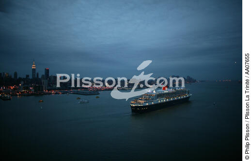 Departure of the Queen Mary II in New York. - © Philip Plisson / Plisson La Trinité / AA07655 - Photo Galleries - Town [New York]