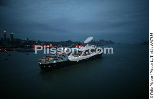 Départ du Queen Mary II de New-York. - © Philip Plisson / Plisson La Trinité / AA07656 - Photo Galleries - Big Cruises