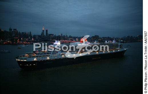Départ du Queen Mary II de New-York. - © Philip Plisson / Plisson La Trinité / AA07657 - Photo Galleries - Big Cruises