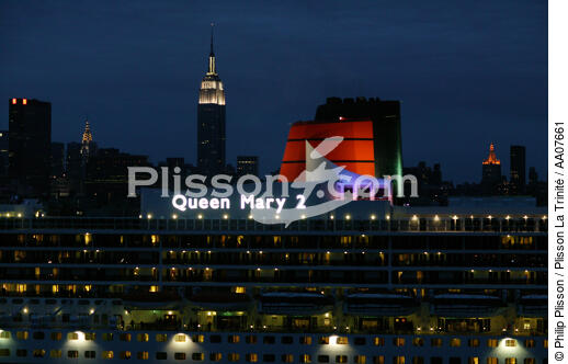 Départ du Queen Mary II de New-York. - © Philip Plisson / Plisson La Trinité / AA07661 - Photo Galleries - Big Cruises