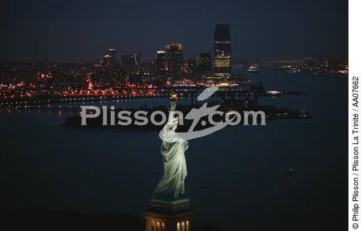 Départ du Queen Mary II de New-York. - © Philip Plisson / Plisson La Trinité / AA07662 - Nos reportages photos - Statue de la Liberté