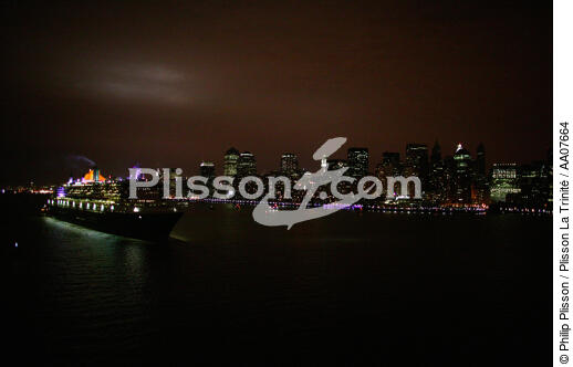 Départ du Queen Mary II de New-York. - © Philip Plisson / Plisson La Trinité / AA07664 - Photo Galleries - Big Cruises