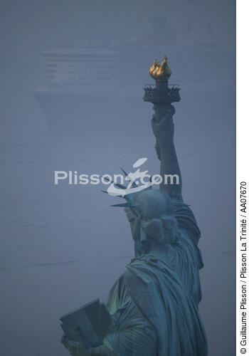 Arrivée du Queen Mary II à New-York. - © Guillaume Plisson / Plisson La Trinité / AA07670 - Nos reportages photos - New York [Etat]