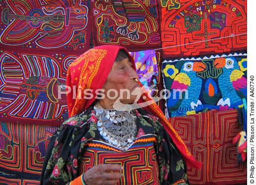 Portrait de femme dans l'archipel des San-Blas. - © Philip Plisson / Plisson La Trinité / AA07740 - Nos reportages photos - L'archipel des San Blas