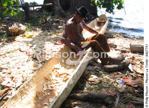 Fabrication of a canoe in the San Blas archipelago - © Philip Plisson / Plisson La Trinité / AA07741 - Photo Galleries - Island [Panama]