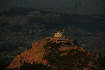 Le Mont Lycabette et l'Acropole au second plan. © Philip Plisson / Plisson La Trinité / AA07745 - Nos reportages photos - Athènes