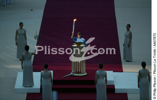 Arrivée de la flamme olympique à Athènes. - © Philip Plisson / Plisson La Trinité / AA07870 - Photo Galleries - Emblem