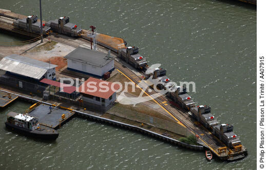 Ecluse sur le canal de Panama. - © Philip Plisson / Plisson La Trinité / AA07915 - Nos reportages photos - Ecluse