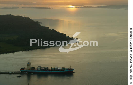 Porte-conteneur sur le canal de Panama. - © Philip Plisson / Plisson La Trinité / AA07980 - Nos reportages photos - Transport maritime