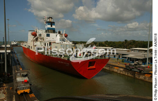 Gatun locks, l'une des 3 écluses du canal de Panama. - © Philip Plisson / Plisson La Trinité / AA08018 - Nos reportages photos - Transport maritime