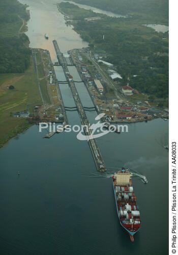 A lock on the Panama Canal. - © Philip Plisson / Plisson La Trinité / AA08033 - Photo Galleries - Containerships, the excess