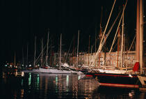 Saint-Tropez, de nuit pendant la Nioulargue. © Philip Plisson / Plisson La Trinité / AA08058 - Photo Galleries - Yachting