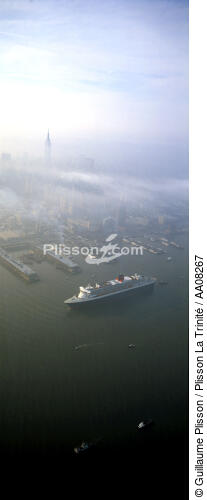 Le Queen Mary 2 à New-York. - © Guillaume Plisson / Plisson La Trinité / AA08267 - Photo Galleries - Sky-scraper