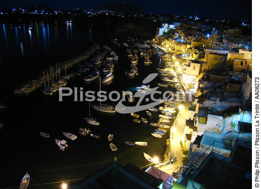 L'île de Procida en Baie de Naples. - © Philip Plisson / Plisson La Trinité / AA08273 - Photo Galleries - Night