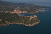 Port'Ercole sur la côte italienne. © Philip Plisson / Plisson La Trinité / AA08325 - Nos reportages photos - Type vue