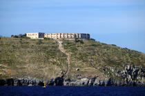 Ancienne prison face à l'île de Ventotene. © Philip Plisson / Plisson La Trinité / AA08370 - Photo Galleries - Foreign country