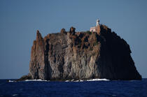 Phare devant l'île de Stromboli. © Philip Plisson / Plisson La Trinité / AA08386 - Nos reportages photos - Pays étranger