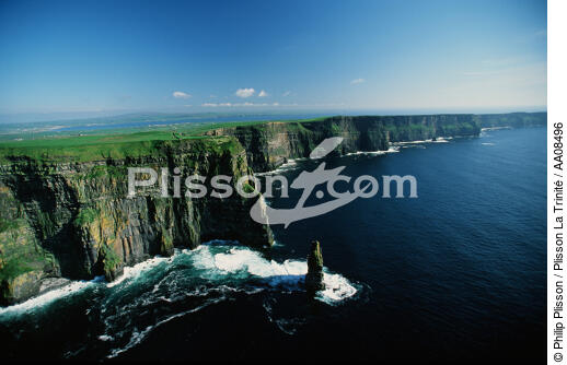 Les Cliffs of Moher. - © Philip Plisson / Plisson La Trinité / AA08496 - Nos reportages photos - Irlande, l'île verte