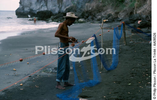 Réparation des filets de pêche au Prêcheur.. - © Philip Plisson / Plisson La Trinité / AA08526 - Photo Galleries - Framing