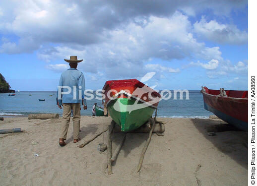 Sur la plage de l'Anse Trabaud. - © Philip Plisson / Plisson La Trinité / AA08560 - Photo Galleries - Small boat