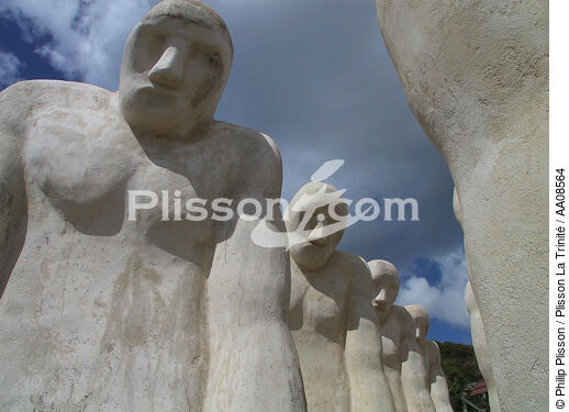 Statue à la pointe des emmigrés. - © Philip Plisson / Plisson La Trinité / AA08564 - Nos reportages photos - Statue