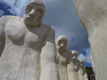 Statue à la pointe des emmigrés. © Philip Plisson / Plisson La Trinité / AA08564 - Nos reportages photos - Couleur