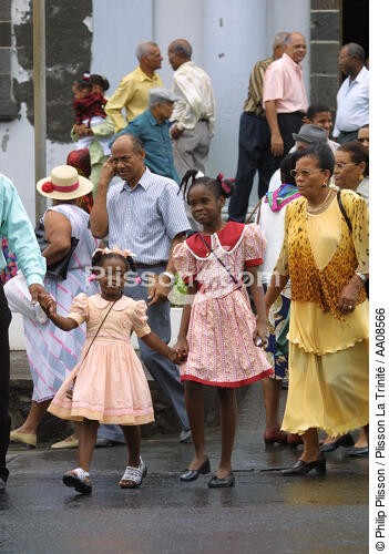 Sortie de messe à la Trinité. - © Philip Plisson / Plisson La Trinité / AA08566 - Nos reportages photos - Outre-Mer