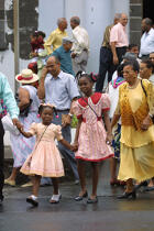 Sortie de messe à la Trinité. © Philip Plisson / Plisson La Trinité / AA08566 - Nos reportages photos - Antilles [Les]