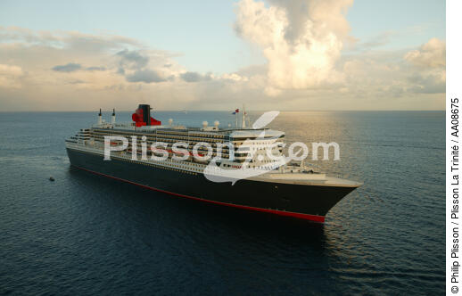 Le Queen Mary 2 aux Antilles. - © Philip Plisson / Plisson La Trinité / AA08675 - Nos reportages photos - Couleur