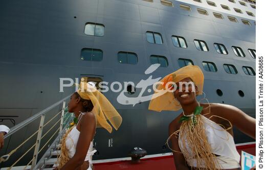 Le Queen Mary II à Fort-de-France. - © Philip Plisson / Plisson La Trinité / AA08685 - Nos reportages photos - Antilles [Les]