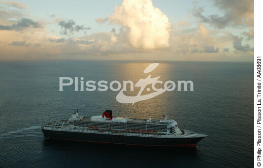 Le Queen Mary II. - © Philip Plisson / Plisson La Trinité / AA08691 - Nos reportages photos - Paquebot