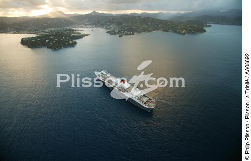 Le Queen Mary II aux Antilles. - © Philip Plisson / Plisson La Trinité / AA08692 - Nos reportages photos - Couleur