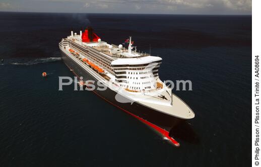 Le Queen Mary II aux Antilles. - © Philip Plisson / Plisson La Trinité / AA08694 - Nos reportages photos - Couleur