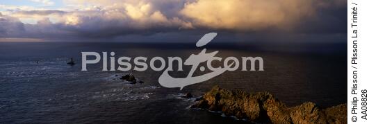 La Pointe du Raz. - © Philip Plisson / Plisson La Trinité / AA08826 - Nos reportages photos - Vieille [La]