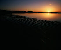 Coucher de soleil sur la plage du Men Du. © Philip Plisson / Plisson La Trinité / AA08853 - Nos reportages photos - Chromie