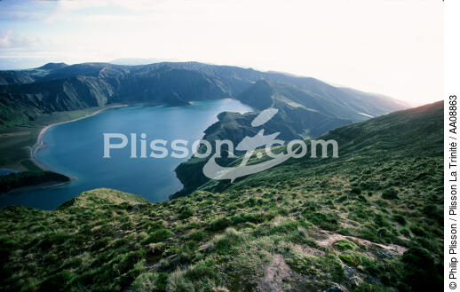 Lac sur Sao Miguel aux Açores. - © Philip Plisson / Plisson La Trinité / AA08863 - Photo Galleries - Keywords