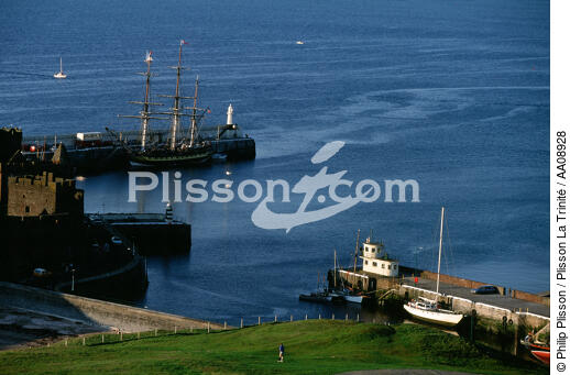 The island of Man. - © Philip Plisson / Plisson La Trinité / AA08928 - Photo Galleries - Three masts