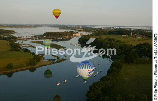 Balloons suspended above the Gulf of Morbihan. - © Philip Plisson / Plisson La Trinité / AA08973 - Photo Galleries - Morbihan