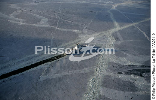 Brise-glace en Mer Baltique. - © Philip Plisson / Plisson La Trinité / AA09110 - Nos reportages photos - Glace