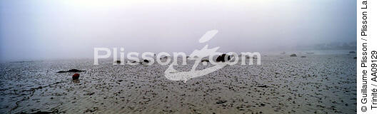 Sur la plage entre Kerlouan et Brignogan. - © Guillaume Plisson / Plisson La Trinité / AA09129 - Nos reportages photos - Brume