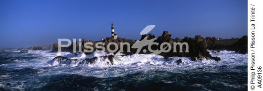 Le phare de Créac'h sur l'île d'Ouessant. - © Philip Plisson / Plisson La Trinité / AA09136 - Photo Galleries - Good weather