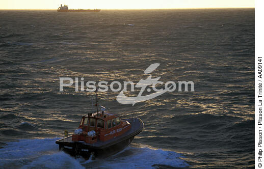 Bateau pilote en mer. - © Philip Plisson / Plisson La Trinité / AA09141 - Photo Galleries - Tanker carrying chemicals
