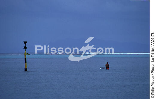 Pirogue en Polynésie française. - © Philip Plisson / Plisson La Trinité / AA09176 - Photo Galleries - Buoys and beacons
