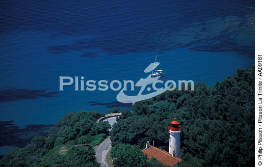 Le Cap Bénat. - © Philip Plisson / Plisson La Trinité / AA09181 - Photo Galleries - Cap Bénat