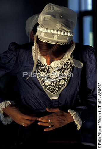 Coiffe et costume breton. - © Philip Plisson / Plisson La Trinité / AA09242 - Photo Galleries - Tradition