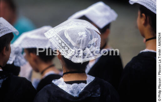 Coiffe et costume breton. - © Philip Plisson / Plisson La Trinité / AA09244 - Photo Galleries - Woman