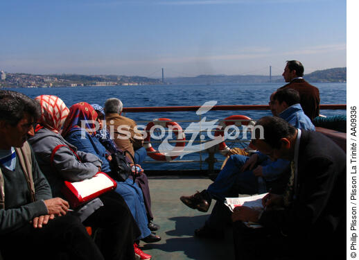 Sur le Bosphore. - © Philip Plisson / Plisson La Trinité / AA09336 - Nos reportages photos - Istanbul, le détroit du Bosphore