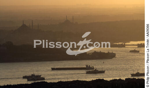 Trafic sur le Bosphore. - © Philip Plisson / Plisson La Trinité / AA09366 - Nos reportages photos - Istanbul, le détroit du Bosphore